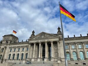 Reichstagsgebäude mit Deutschlandfahne